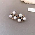 Dettaglio macro di orecchini a perno vintage con perle e cristalli ambrati di lusso. - Stud orecchini / Oro Antico-Bianco