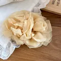 Detaillierte Nahaufnahme des champagnerfarbenen Netzblumen-Haarkamms mit Rüschen - Haarstab / Gelb