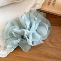 Detailansicht der hellblauen Netzblumen-Haarspange mit zarter mehrlagiger Tüllstruktur - Haarstab / Blau