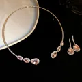 Elegante set di gioielli con collana e orecchini in pietra rosa a forma di pera e strass lucidi - Set collana e orecchini / Rosa