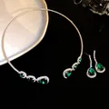 Elegante set di gioielli con strass a goccia verdi su collana e orecchini a goccia. - Set collana e orecchini / Verde