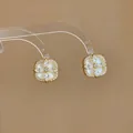Élégantes boucles d'oreilles fleurs géométriques avec zircons et placage en or fin - Or-Blanc