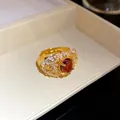Elegante anello vintage placcato oro 18 carati con pietra rossa centrale e zirconi - Pietra Rosa / Oro