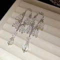 Vista dettagliata di orecchini di cristallo con eleganti pendenti a goccia d'acqua - Argento