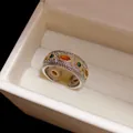 Primo piano di anello aperto stile vintage con zirconi colorati e finitura testurizzata - Versione Stretta / Bicolore Oro e Argento