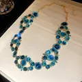 Detalle de collar de estilo corte vintage con cristales azules en engaste dorado - Solo Cadena / Azul