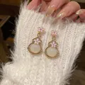 Primo piano di eleganti orecchini a forma di zucca con fiori smaltati e resina - Stile Fiore di Calabash (HE32376) / Confezione da 1 paio / Oro-Rosa