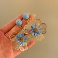 Orecchini floreali in paglia con petali dorati traforati in stile vacanza tropicale. - Blu