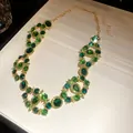 Collar vintage de estilo corte con cristales verdes vibrantes y un acabado dorado - Solo Cadena / Verde