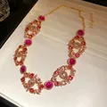Collar dorado vintage con vibrantes racimos de diamantes de imitación rosas y rojos - Solo Cadena / Rosa