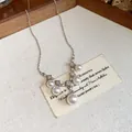 Elegante Nahaufnahme der glänzenden Perlen und zirkonbesetzten Quadrate an der Kette. - Halskette / Silber