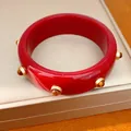 Bracciale rigido in resina rossa con rivetti dorati e pietre occhio di tigre vintage - Bracciale(HB6151) / Rosso