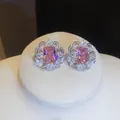 Primo piano di eleganti orecchini a lobo in zircone rosa quadrato con pavé floreale. - Orecchini a Bottone (HE34331) / Argento-Rosa