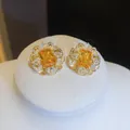 Primo piano di orecchini di lusso con zircone giallo e dettagli in pizzo dorato - Orecchini a Bottone (HE34331) / Oro-Giallo