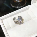 Vista detallada de las circonitas facetadas en un anillo plateado trenzado único - Estilo Mariposa Plata Blanco
