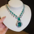 Primo piano di lussuosa collana in zircone verde smeraldo con bordo in pizzo brillante - Collana (HE34331) / Argento-Verde
