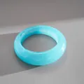 Vue détaillée d'un bracelet jonc moderne en résine bleue marbrée à texture nuageuse - Bracelet en Résine Effet Lavis