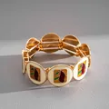 Vue détaillée d'un bracelet élastique en émail artistique avec des motifs en résine - Bracelet Élastique Motif Émail Rond