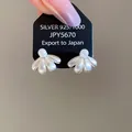 Elegante geometrische Blumenstecker mit Perlenzentrum und silbernem Finish. - Gebürsteter Blütenblatt-Perlen-Stil (6银针) / Silber