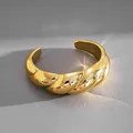 Vue détaillée d'un bracelet manchette torsadé en or poli avec une texture élégante - Bracelet Jonc Métallique Ouvert Texture Torsadée