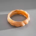 Vue rapprochée d'un élégant bracelet en résine avec un motif marbré ambre et une texture torsadée unique - Bracelet en Résine Torsadé Texture Marbre