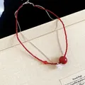 Dettaglio del colletto a doppio strato con perline di cristallo rosse e ciondolo - Collana / Rosso