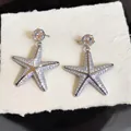 Eleganti orecchini a lobo a stella marina argentati con zirconi cubici pavé brillanti - Stile Stella Marina (Argento-Bianco)