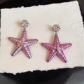 Orecchini a forma di stella marina in zircone rosa su carta bianca strutturata - Stile Stella Marina (Argento-Rosa)