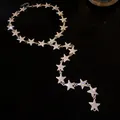 Vue détaillée d'un collier ras du cou en forme d'étoile argentée avec des strass brillants - Argent