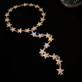 Vue détaillée des maillons d'étoiles en strass étincelants sur un collier choker doré - Or