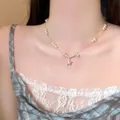 Gros plan d'un élégant collier de perles avec des pendentifs étoiles en argent - Argent