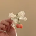 Elegante weiße Spitzen-Schleifen-Haarspange mit zarten rosa Harz-Kirsch-Anhängern und Stielen - Schleife Kirsche Anhänger (Einzeln) / Weiß-Rosa