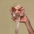 Detailaufnahme einer rosa Rosen-Haarklammer mit eleganten Spitzenbändern und Perlen - Blumen Entenschnabelclip / Einzelstück / Rosa