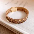 Vista dettagliata di un bracciale multistrato in pelle stile bohémien con chiusura magnetica - Marrone oro