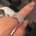 Nahaufnahme eines eleganten, 14 Karat vergoldeten Kreuzrings mit Zirkonia-Pavé - Vergoldeter Überkreuzter Stil / Einstellbar Offen / Silber