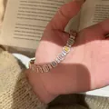 Detailansicht eines luxuriösen Goldarmbands mit rechteckigen bunten Zirkoniasteinen - Armband (HB5993) / Roségold-Bunt