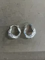 Élégantes boucles d'oreilles créoles torsadées en filigrane argenté au fini texturé - Boucle d'oreille / Argent