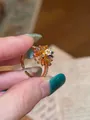 Primo piano di un anello a fiore colorato placcato oro 18 carati con zirconi colorati - Fiore Colorato (HR3466) / Aperto Regolabile / Oro