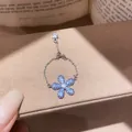 Detail van een zilveren kettingring met blauwe zirkoonbloem en verstelbare kraal. - Ketting Bloem Hanger Stijl (2#) / Aqua