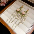 Nahaufnahme von eleganten Rosen-Ohrringen mit Perlenquasten und Zirkonia - Ohrstecker (56#) / Gold, Rosa, Grün