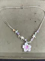 Handgemachte farbenfrohe Boho-Perlenkette mit Lavendelblüte und weißen Seestern-Anhängern - Lila