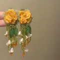 Detailansicht der Chiffonblumen-Ohrringe mit grünen Perlenquasten und Kristallanhängern - Gelbe Chiffonblume Perlenquaste (16#)