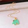 Primo piano dettagliato di un ciondolo a forma di elefante in acetato verde menta - Verde