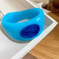 Gedetailleerde macro-opname van een dikke blauwe hars armband met gemarmerde structuur - Hemelsblauw