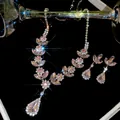 Detailansicht von Halskette und Ohrringen mit rosa Kristall-Tropfen und Blumenanhänger - Stil 1 Rosa Edelstein Blume