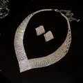 Detailansicht eines eleganten silberfarbenen Strass-Halsketten- und Ohrring-Schmucksets. - Stil 3 V-förmiger Breiter Strass