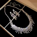 Detailansicht des luxuriösen Strass-Halsketten- und Ohrring-Sets in einer schwarzen Box - Stil 4 Quasten Strass