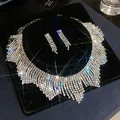 Funkelndes Strass-Halsketten- und Ohrring-Set auf schwarzem Samt-Display-Tablett. - Stil 5 Breiter Langer Quasten