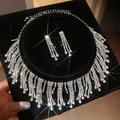 Detailansicht eines funkelnden Strasshalsketten- und Ohrring-Sets auf schwarzem Samt - Stil 8 Mehrlagige Quasten Choker