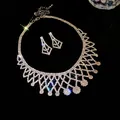 Detailansicht eines luxuriösen Schmucksets aus Strass mit Halskette und Ohrringen für Damen - Stil 14 Schweres Handwerk Breites Netz